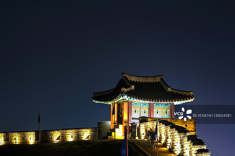 朝鲜传统的瞭望塔建筑在旧城堡的墙上图片素材