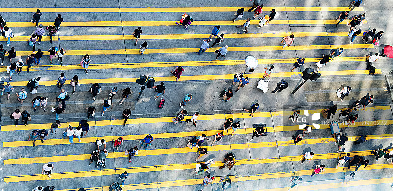 城市人行横道高峰时间鸟瞰图图片素材