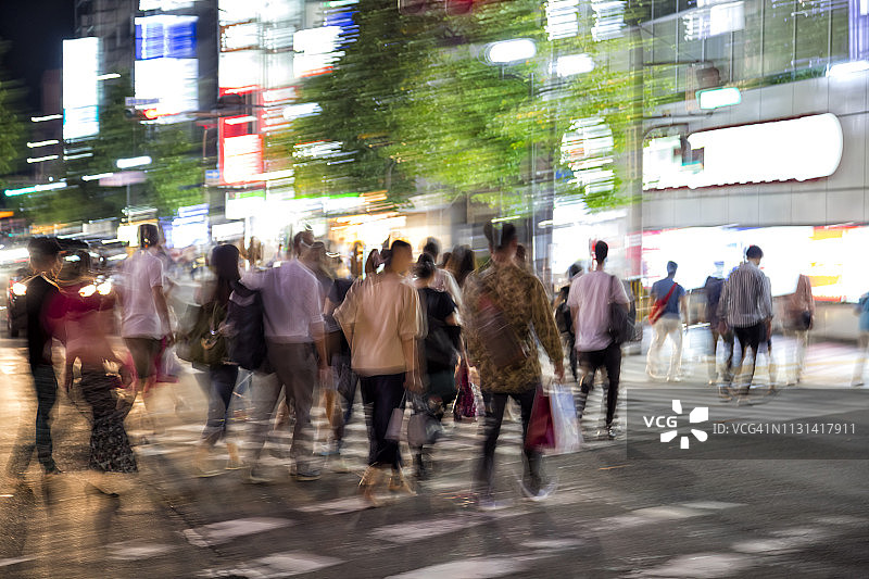 大群人在东京的黄昏穿过马路，日本图片素材