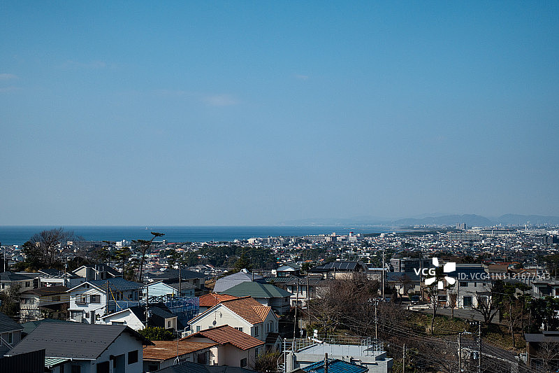 日本神奈川县藤泽、千崎和平冢市的相模湾(太平洋)海滨住宅区图片素材