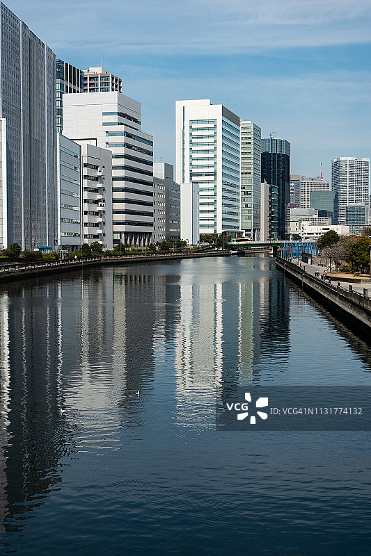 日本东京港区高滨运河边的住宅和办公楼图片素材