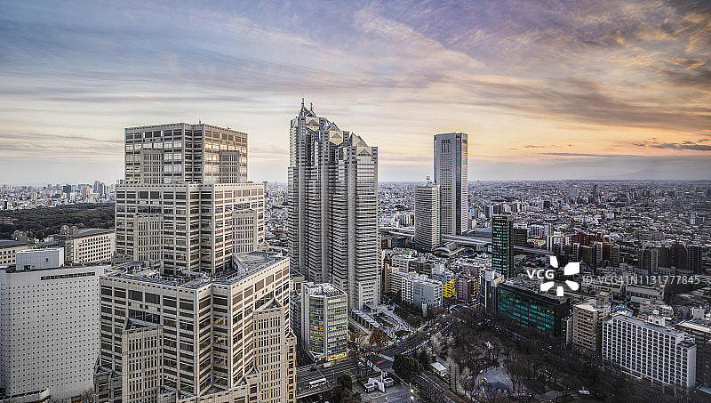 日落时分，日本东京新宿的高楼大厦。图片素材