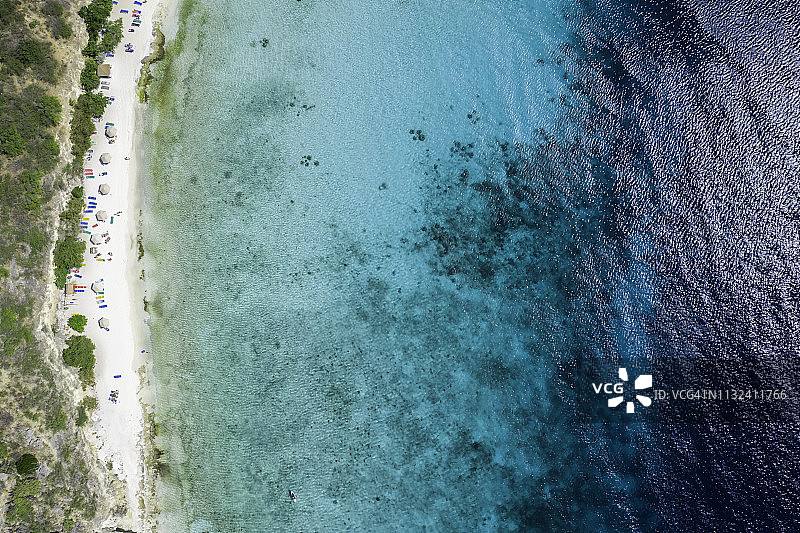 鸟瞰加勒比海和库拉索的玛丽港海滩图片素材