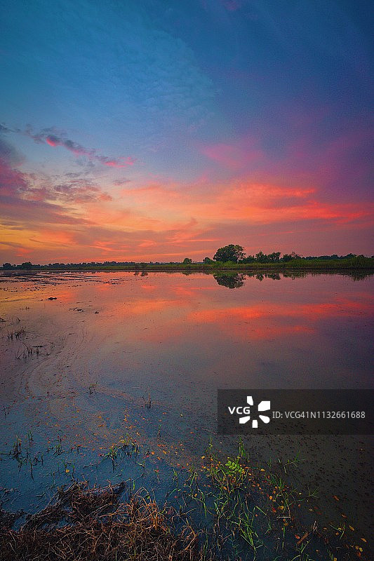 泰国日落时分的湖景图片素材