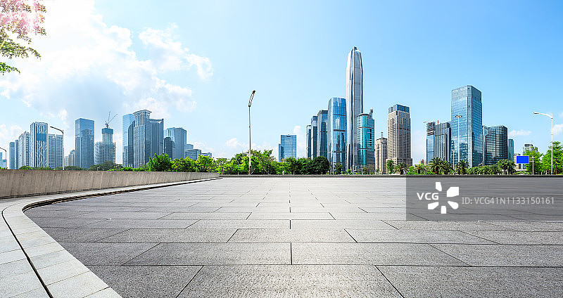 在深圳，空的广场楼层，全景城市天际线图片素材
