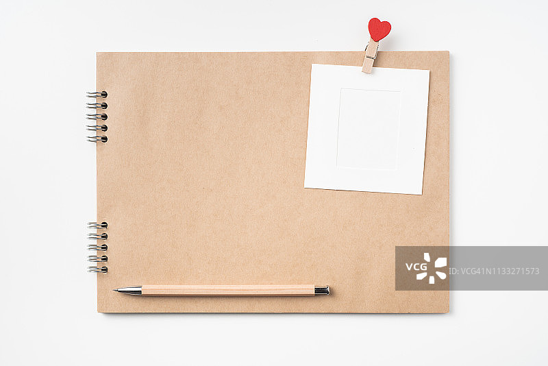 牛皮纸笔记本，相框和钢笔在白色图片素材