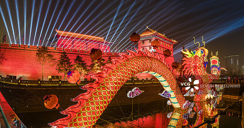 中国陕西西安，古城墙南门灯展，庆祝春节图片素材