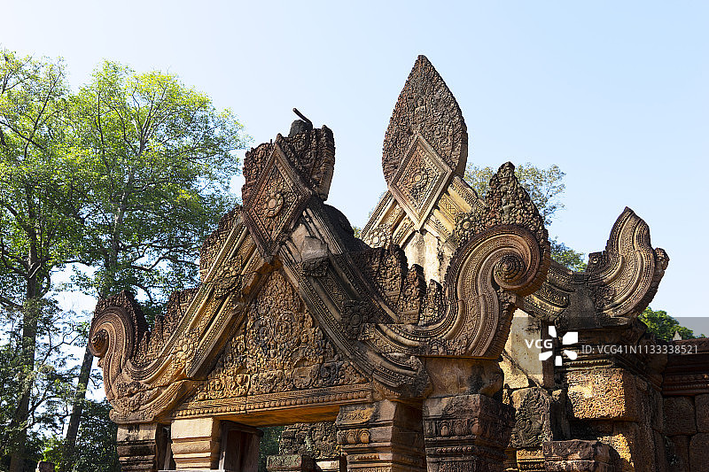 柬埔寨暹粒banteay Srei的红色砂岩浮雕图片素材