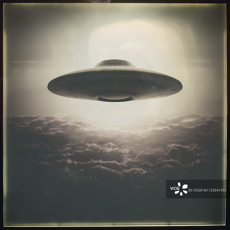 老式UFO在云上，插图图片素材