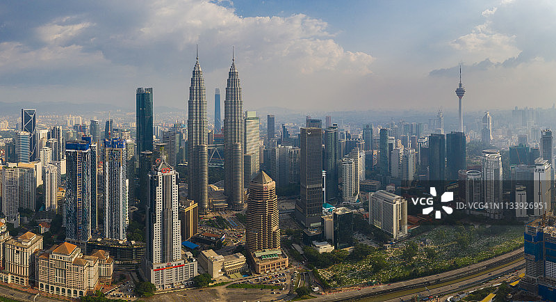俯视图空中景象的吉隆坡马来西亚天际线在一天图片素材