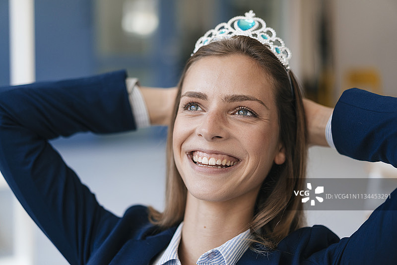 野心勃勃的年轻女子戴着皇冠作为对她成就的奖励图片素材