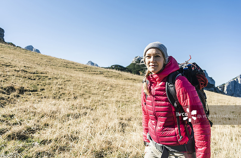奥地利，蒂罗尔，一个微笑的女人在山中徒步旅行图片素材