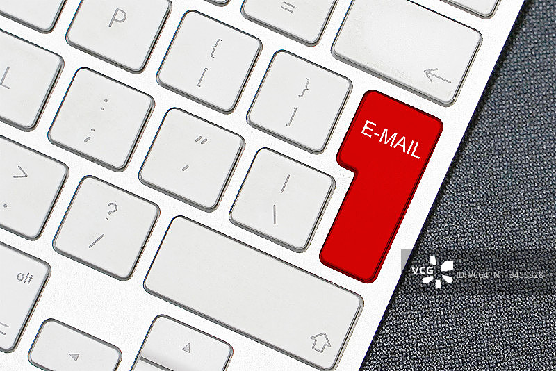 键盘电子邮件的黑色背景。图片素材