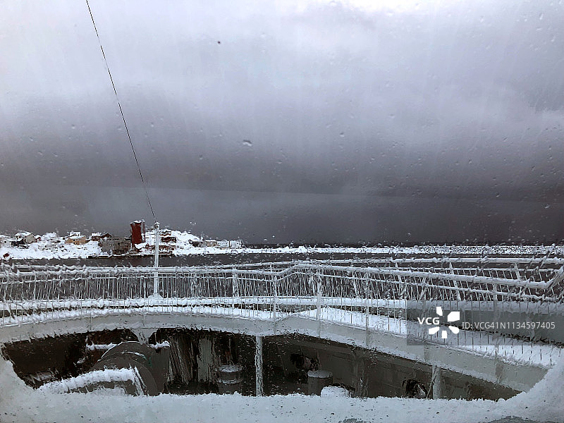 从渡船上的Honningsvåg峡湾，挪威北部图片素材