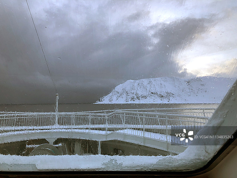 从渡船上的Honningsvåg峡湾，挪威北部图片素材