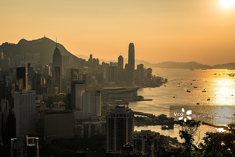 日落在香港岛和维多利亚港图片素材