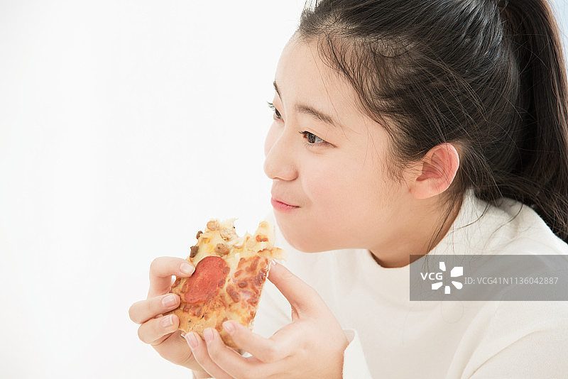 吃披萨的少女图片素材