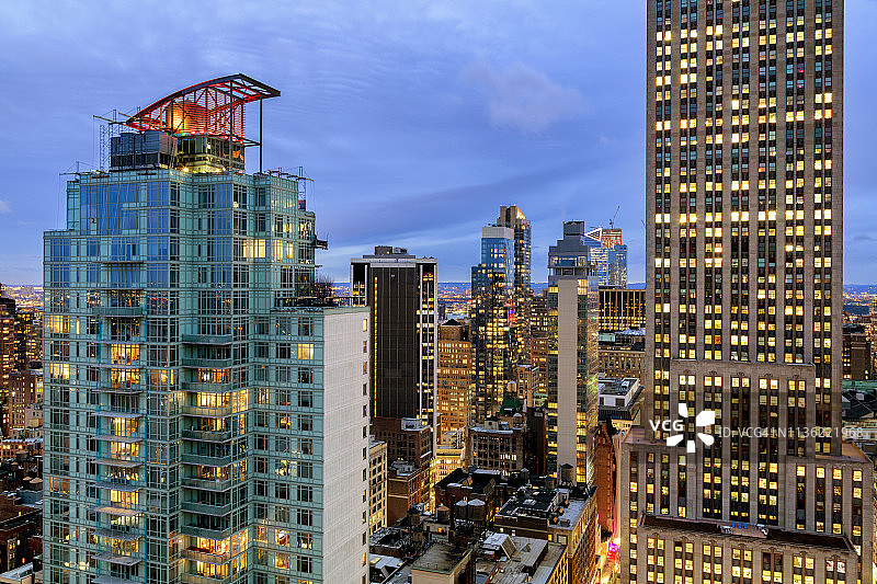 纽约市，曼哈顿中城的建筑物黄昏时灯火通明图片素材