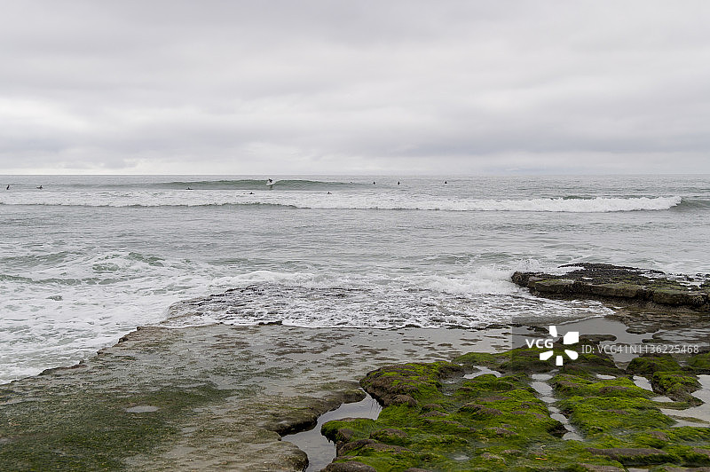 在加利福尼亚州恩西尼塔斯的斯瓦米海滩在一个阴天与良好的冲浪浪的海岸场景图片素材