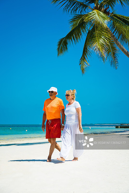 一对老年夫妇在马尔代夫度假，Herathera岛，阿杜环礁图片素材