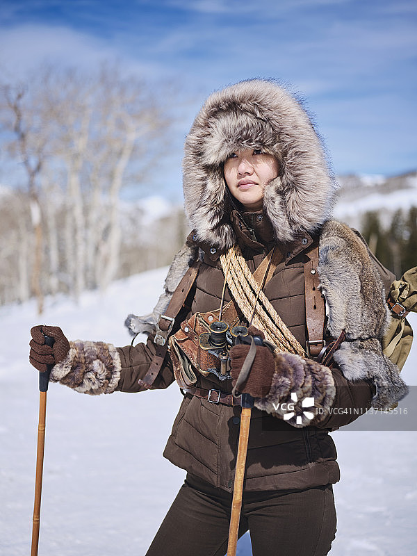 女人冬天穿雪鞋的探险家图片素材