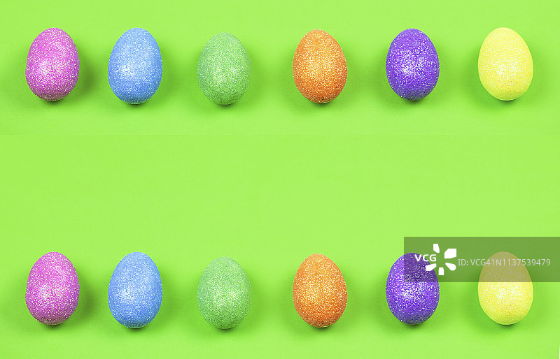 绿色背景下的多色复活节彩蛋。图片素材