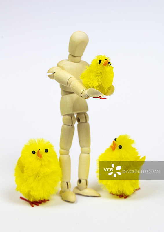 抱着一只鸡的人体模型图片素材