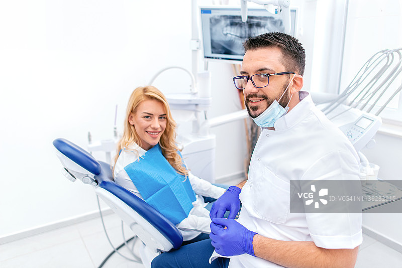 牙医和一个年轻女子在牙医诊所图片素材