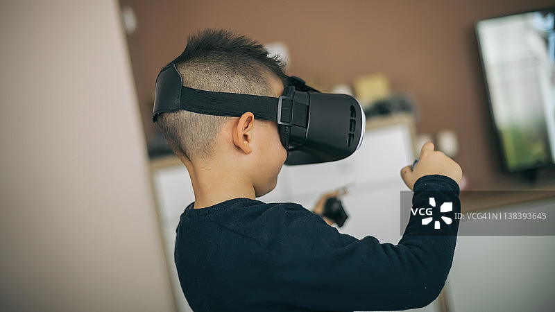 小男孩使用VR眼镜图片素材