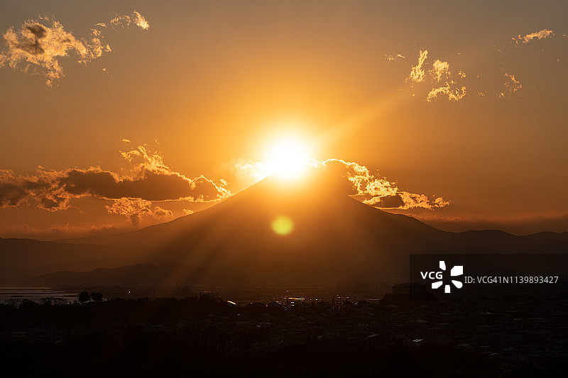 日本富士山上的钻石夕阳图片素材