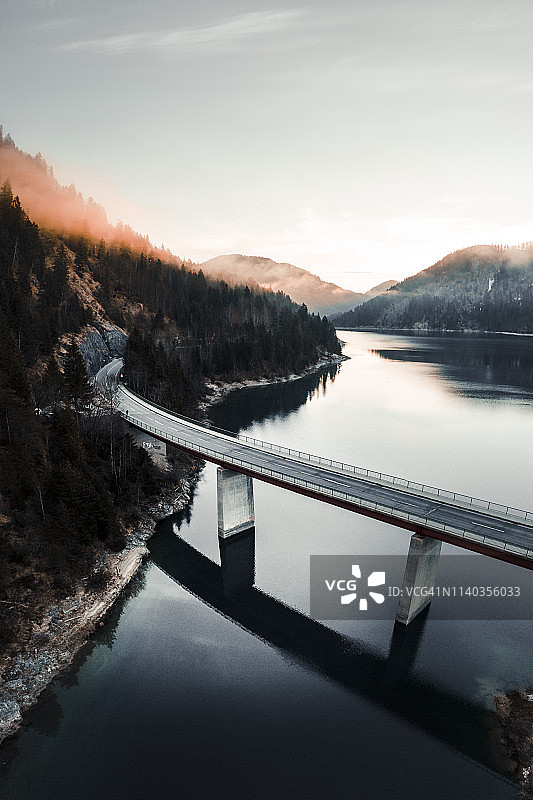 德国湖上的桥图片素材