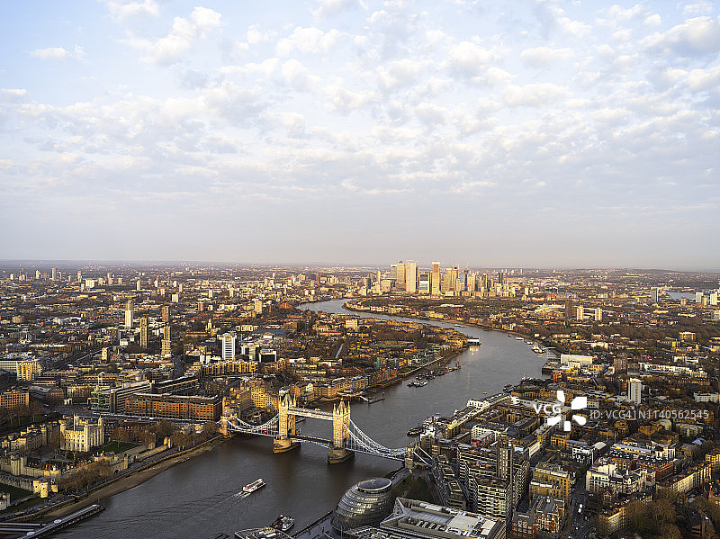 日落时伦敦的空中城市景观图片素材