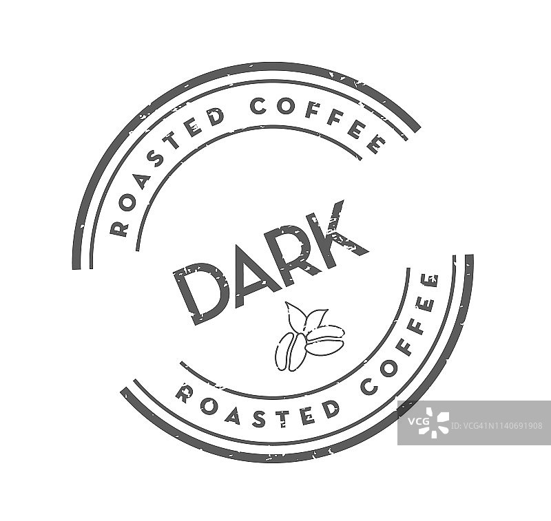 深色烘焙咖啡圆形标签在咖啡豆上，白色背景图片素材