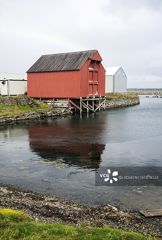 靠近海边的斯堪的纳维亚房屋图片素材