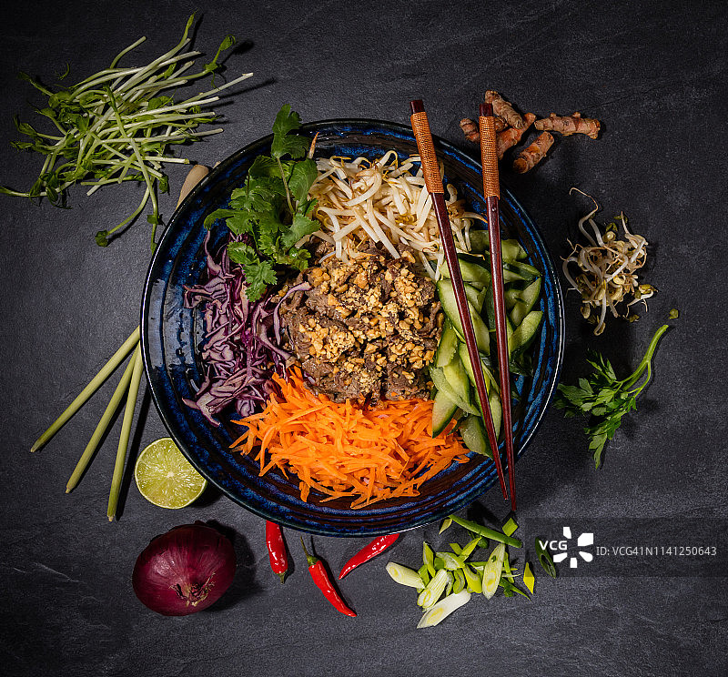 俯视图组成的越南食物在碗图片素材
