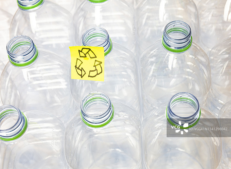 一组塑料饮料瓶回收与回收标志图片素材