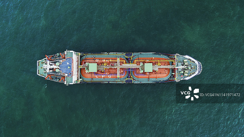 油轮液化石油气(LPG)停泊在海上等待卸货到炼油厂。图片素材