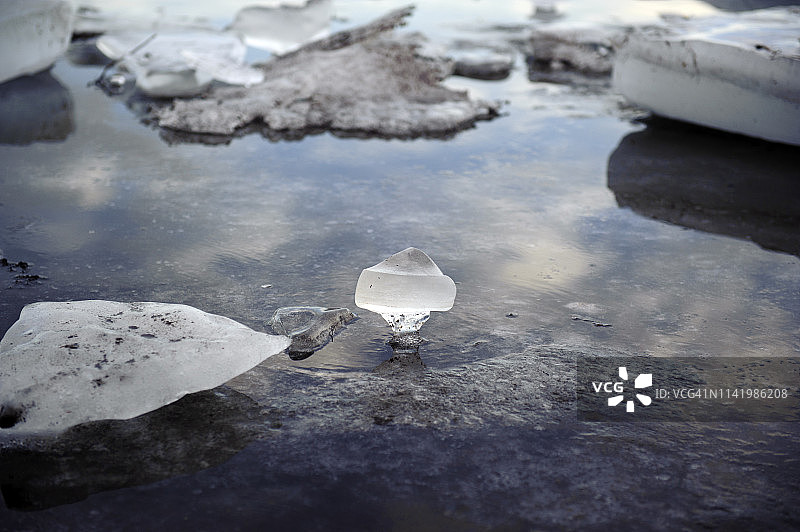冰岛东部布雷达尔斯维克海滩上一块冰的特写图片素材