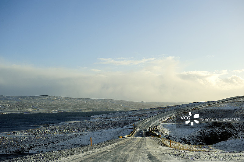 冰岛北部Brú附近的乡村景色和公路图片素材