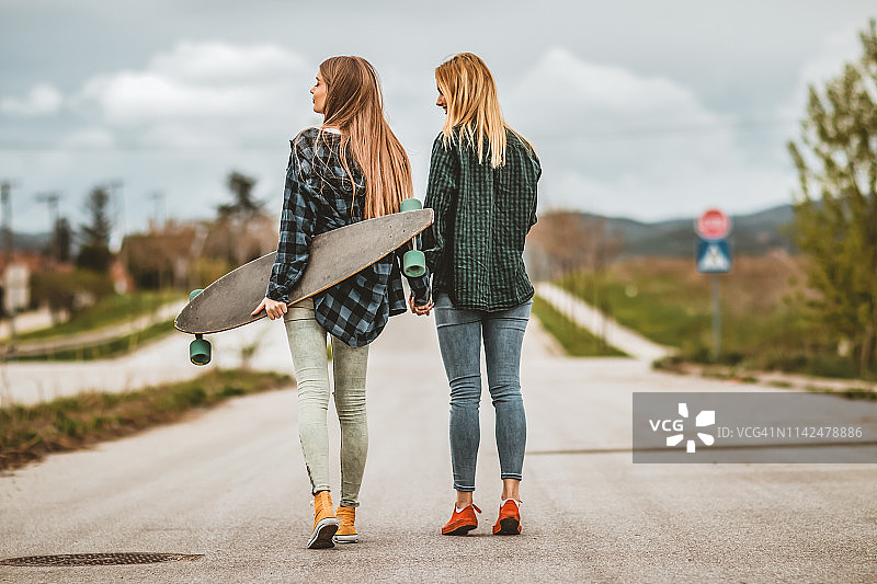 城市外的年轻女性滑板者图片素材