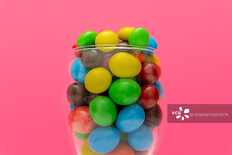 彩色巧克力糖果在玻璃罐图片素材