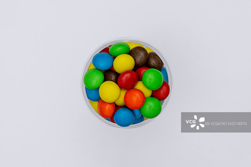 彩色巧克力糖果在玻璃罐俯视图图片素材