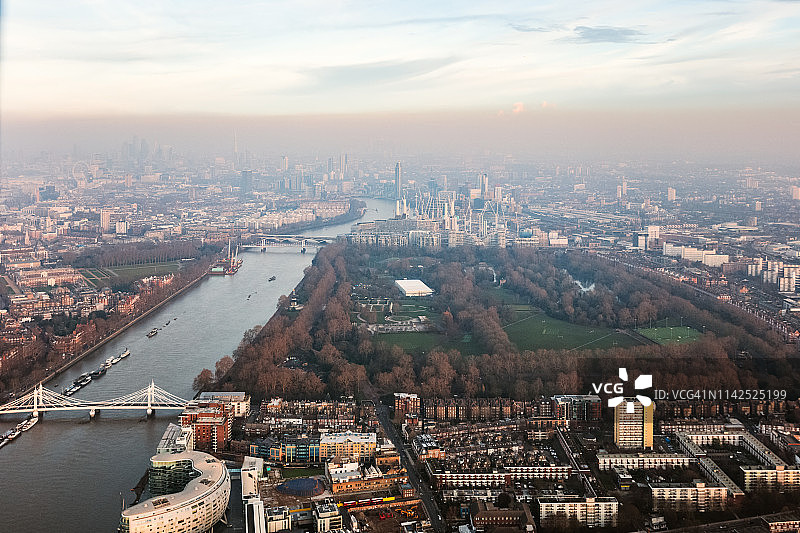 鸟瞰图巴特西公园日落，伦敦，英国图片素材