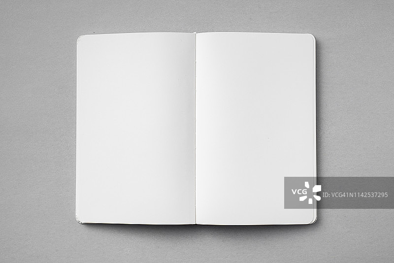 白色笔记本孤立在灰色背景图片素材