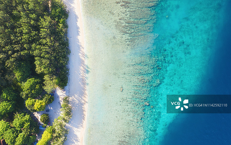 海岸作为俯视图的背景。绿松石水背景从俯视图。从空中俯瞰夏日海景。Gili Meno岛，印度尼西亚。旅行——形象图片素材