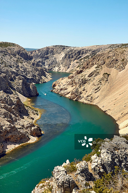 克罗地亚Zrmanja河峡谷的一艘船的高角度视图图片素材