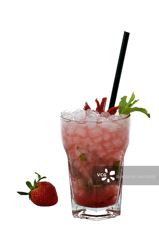 草莓莫吉托鸡尾酒孤立背景与薄荷图片素材