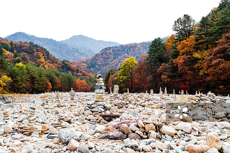 小石塔和七彩树的自然景观，江原道省，韩国图片素材