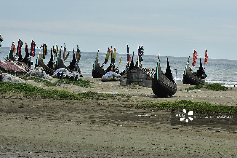 孟加拉国海滩上渔船的剪影图片素材