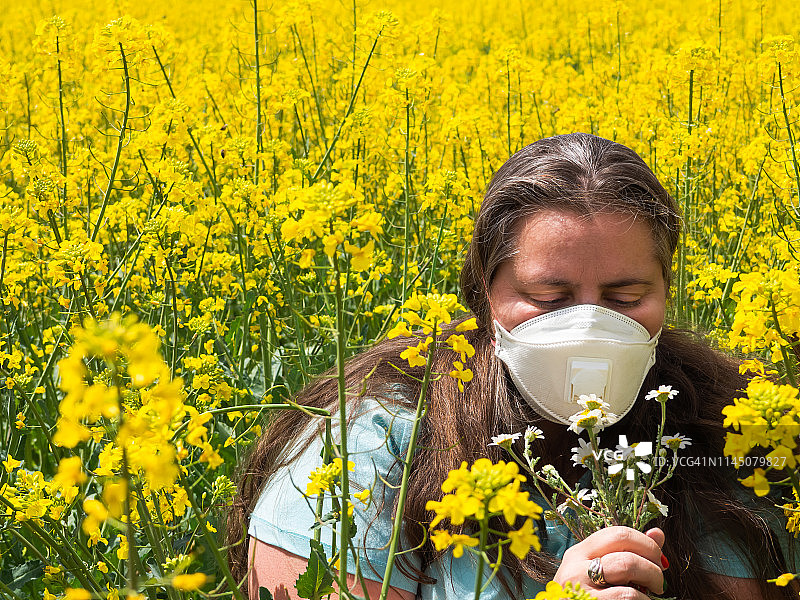 一个对花粉过敏的女人的肖像图片素材